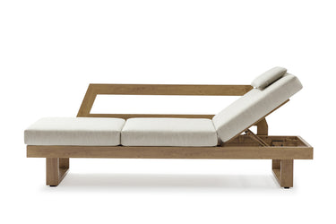 Outdoor sofa with weather-resistant cushions | 户外沙发,配有耐候座垫 | 户外梳化,配有耐候座墊