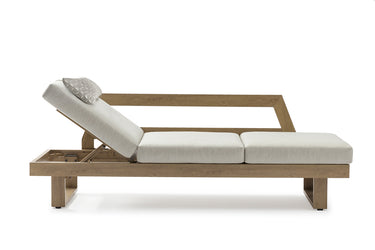 Outdoor sofa with weather-resistant cushions | 户外沙发,配有耐候座垫 | 户外梳化,配有耐候座墊