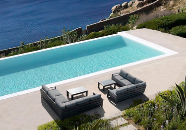 Outdoor sofa set with weather-resistant cushions | 户外沙发套装,配有耐候座垫 | 户外梳化套裝,配有耐候座墊