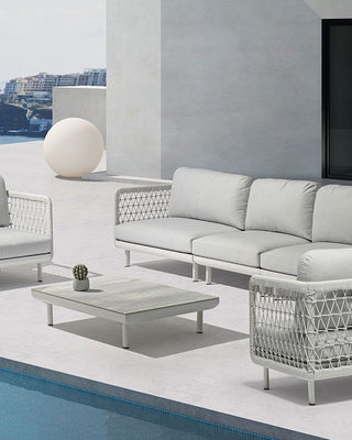 Outdoor sofa set with weather-resistant cushions | 户外沙发套装,配有耐候座垫 | 户外梳化套裝,配有耐候座墊