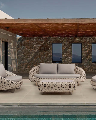 Outdoor sofa set with weather-resistant cushions | 户外沙发套装,配有耐候座垫 | 户外梳化套裝,配有耐候座墊