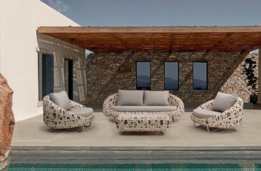 Outdoor sofa set with weather-resistant cushions | 户外沙发套装,配有耐候座垫 | 户外梳化套裝,配有耐候座墊