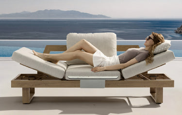 Outdoor sofa with weather-resistant cushions | 户外沙发,配有耐候座垫 | 户外梳化,配有耐候座墊
