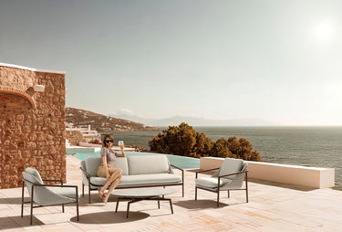 Outdoor sofa set with weather-resistant cushions | 户外沙发套装,配有耐候座垫 | 户外梳化套裝,配有耐候座墊