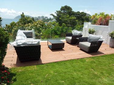 Outdoor sofa set with weather-resistant cushions | 户外沙发套装,配有耐候座垫 | 户外梳化套裝,配有耐候座墊