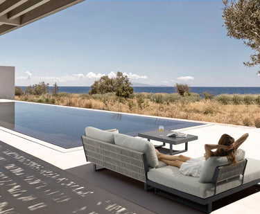 Outdoor sofa set with weather-resistant cushions | 户外沙发套装,配有耐候座垫 | 户外梳化套裝,配有耐候座墊
