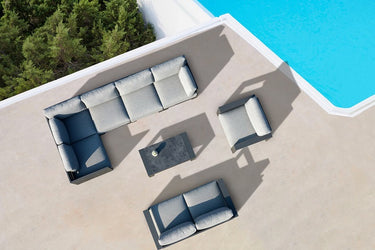 Outdoor sofa set with weather-resistant cushions | 户外沙发套装,配有耐候座垫 | 户外梳化套裝,配有耐候座墊