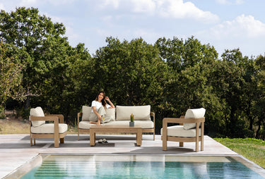 Outdoor sofa set with weather-resistant cushions | 户外沙发套装,配有耐候座垫 | 户外梳化套裝,配有耐候座墊