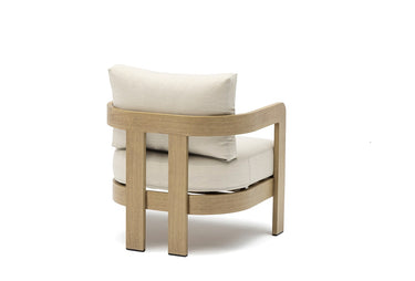 Outdoor sofa set with weather-resistant cushions | 户外沙发套装,配有耐候座垫 | 户外梳化套裝,配有耐候座墊