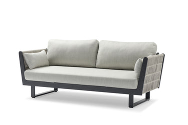 Outdoor sofa with weather-resistant cushions |户外沙发,配有耐候座垫 | 户外梳化,配有耐候座墊