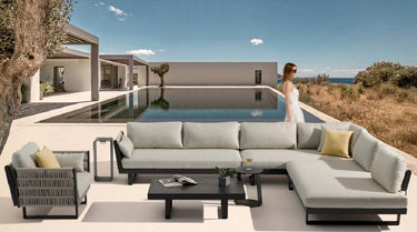 Outdoor sofa set with weather-resistant cushions | 户外沙发套装,配有耐候座垫 | 户外梳化套裝,配有耐候座墊