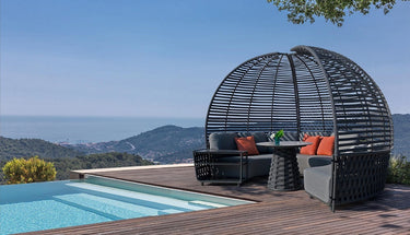 Outdoor sofa set with weather-resistant cushions | 户外沙发套装,配有耐候座垫 | 户外梳化套裝,配有耐候座墊