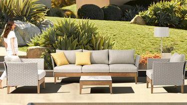 Outdoor sofa set with weather-resistant cushions | 户外沙发套装,配有耐候座垫 | 户外梳化套裝,配有耐候座墊