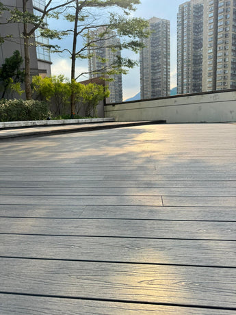 INFINI WOOD outdoor deck, showcasing crack-resistant, mold-free, and fade-resistant features | INFINI WOOD 常生木戶外地板,展示抗裂、防霉和抗褪色特性