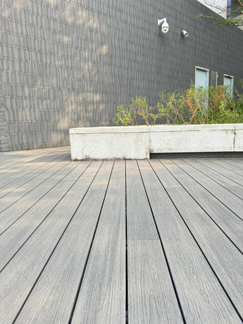INFINI WOOD outdoor deck, showcasing crack-resistant, mold-free, and fade-resistant features | INFINI WOOD 常生木戶外地板,展示抗裂、防霉和抗褪色特性