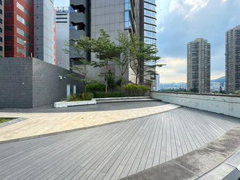 INFINI WOOD outdoor deck, showcasing crack-resistant, mold-free, and fade-resistant features | INFINI WOOD 常生木戶外地板,展示抗裂、防霉和抗褪色特性