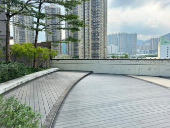 INFINI WOOD outdoor deck, showcasing crack-resistant, mold-free, and fade-resistant features | INFINI WOOD 常生木戶外地板,展示抗裂、防霉和抗褪色特性