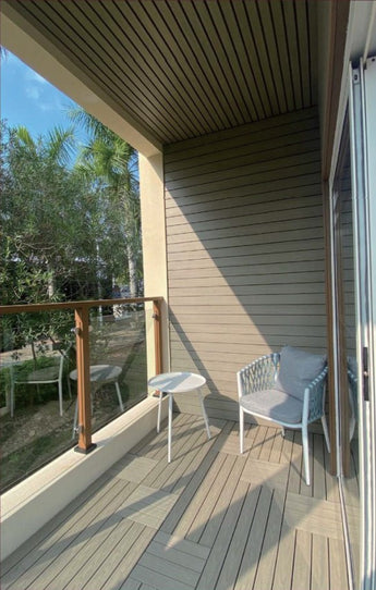 INFINI WOOD outdoor deck, showcasing crack-resistant, mold-free, and fade-resistant features | INFINI WOOD 常生木戶外地板,展示抗裂、防霉和抗褪色特性