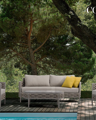 Outdoor sofa set with weather-resistant cushions | 户外沙发套装,配有耐候座垫 | 户外梳化套裝,配有耐候座墊
