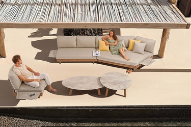 Outdoor sofa set with weather-resistant cushions | 户外沙发套装,配有耐候座垫 | 户外梳化套裝,配有耐候座墊