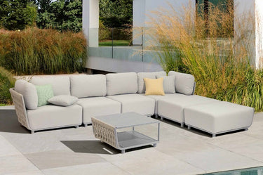 Outdoor sofa set with weather-resistant cushions | 户外沙发套装,配有耐候座垫 | 户外梳化套裝,配有耐候座墊