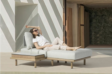 Outdoor sofa set with weather-resistant cushions | 户外沙发套装,配有耐候座垫 | 户外梳化套裝,配有耐候座墊