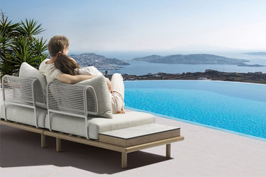 Outdoor sofa set with weather-resistant cushions | 户外沙发套装,配有耐候座垫 | 户外梳化套裝,配有耐候座墊