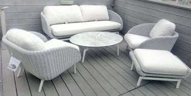 Outdoor sofa set with weather-resistant cushions | 户外沙发套装,配有耐候座垫 | 户外梳化套裝,配有耐候座墊