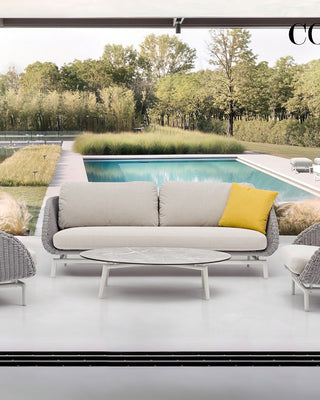 Outdoor sofa set with weather-resistant cushions | 户外沙发套装,配有耐候座垫 | 户外梳化套裝,配有耐候座墊