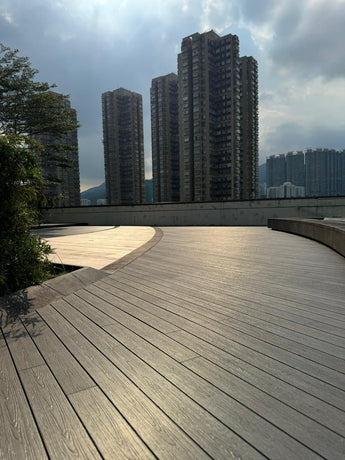 INFINI WOOD outdoor deck, showcasing crack-resistant, mold-free, and fade-resistant features | INFINI WOOD 常生木戶外地板,展示抗裂、防霉和抗褪色特性