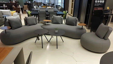 Outdoor sofa set with weather-resistant cushions | 户外沙发套装,配有耐候座垫 | 户外梳化套裝,配有耐候座墊