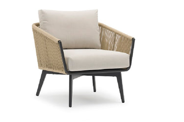 Outdoor sofa set with weather-resistant cushions | 户外沙发套装,配有耐候座垫 | 户外梳化套裝,配有耐候座墊