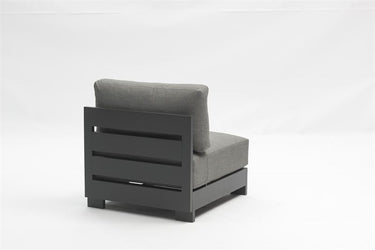 Outdoor sofa set with weather-resistant cushions | 户外沙发套装,配有耐候座垫 | 户外梳化套裝,配有耐候座墊