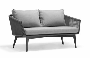Outdoor sofa set with weather-resistant cushions | 户外沙发套装,配有耐候座垫 | 户外梳化套裝,配有耐候座墊