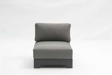 Outdoor sofa set with weather-resistant cushions | 户外沙发套装,配有耐候座垫 | 户外梳化套裝,配有耐候座墊