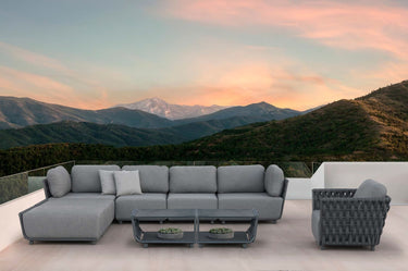 Outdoor sofa set with weather-resistant cushions | 户外沙发套装,配有耐候座垫 | 户外梳化套裝,配有耐候座墊