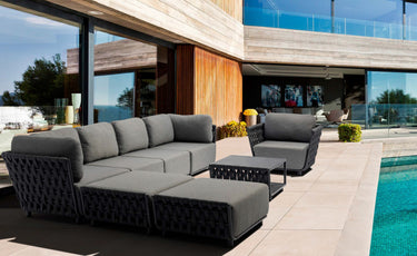 Outdoor sofa set with weather-resistant cushions | 户外沙发套装,配有耐候座垫 | 户外梳化套裝,配有耐候座墊
