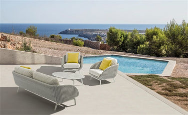 Outdoor sofa set with weather-resistant cushions | 户外沙发套装,配有耐候座垫 | 户外梳化套裝,配有耐候座墊