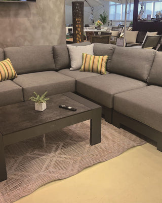 Outdoor sofa set with weather-resistant cushions | 户外沙发套装,配有耐候座垫 | 户外梳化套裝,配有耐候座墊