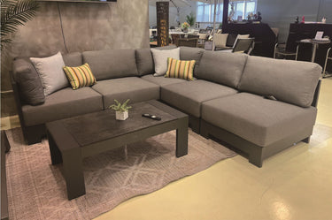 Outdoor sofa set with weather-resistant cushions | 户外沙发套装,配有耐候座垫 | 户外梳化套裝,配有耐候座墊