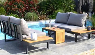 Outdoor sofa set with weather-resistant cushions | 户外沙发套装,配有耐候座垫 | 户外梳化套裝,配有耐候座墊