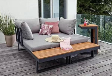 Outdoor sofa set with weather-resistant cushions | 户外沙发套装,配有耐候座垫 | 户外梳化套裝,配有耐候座墊