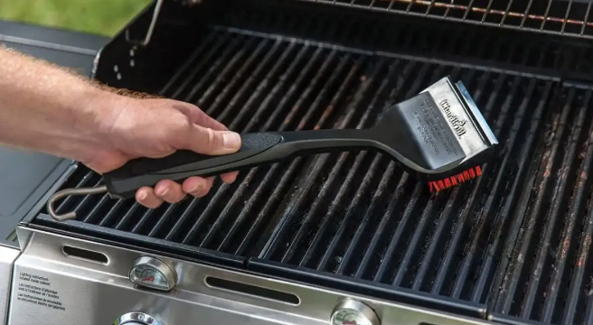 Cleaning grill grates with a brush | 用刷子清潔烤架 | 用刷子清洁烤架