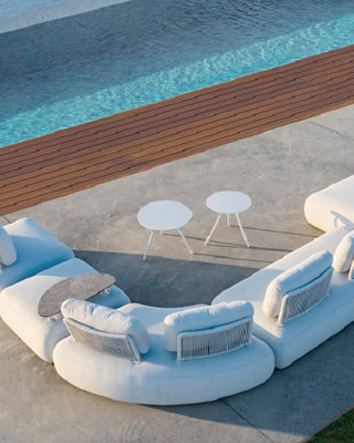 Outdoor sofa set with weather-resistant cushions | 户外沙发套装，配有耐候座垫 | 户外梳化套裝，配有耐候座墊
