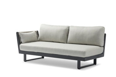 Outdoor sofa with weather-resistant cushions | 户外梳化，配有耐候垫 | 户外梳化，配有耐候座墊