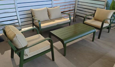 Outdoor sofa set with weather-resistant cushions | 户外沙发套装，配有耐候座垫 | 户外梳化套裝，配有耐候座墊