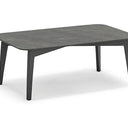 Outdoor sofa set with weather-resistant cushions | 户外沙发套装，配有耐候座垫 | 户外梳化套裝，配有耐候座墊